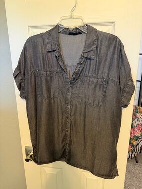 Jane and Delancey Washed Black Short-Sleeve Button-Down Shirt